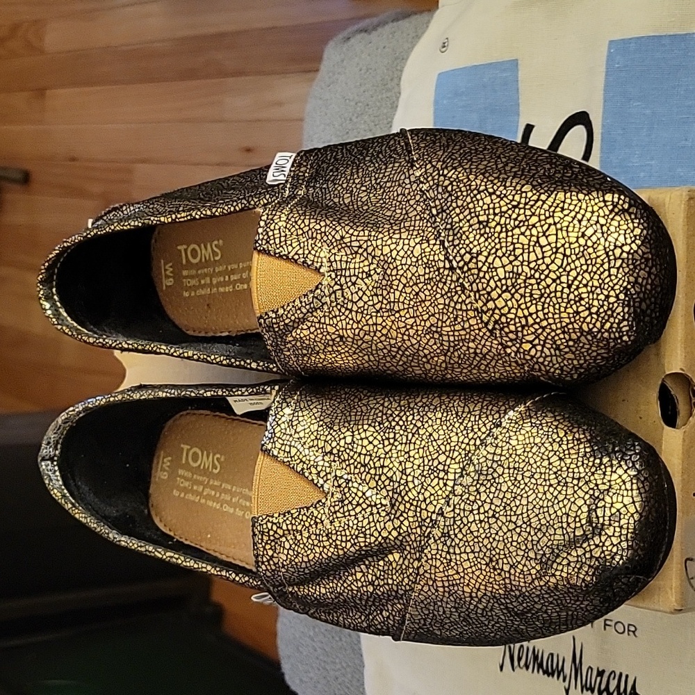 NM Gold Tone Toms Pre-Owned